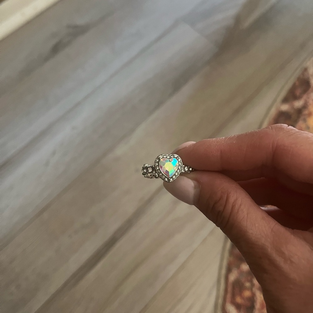 ✨Heart-Shaped Silver Ring with Opalescent Stone✨